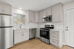 Building Photo - 4622 Parkview Dr