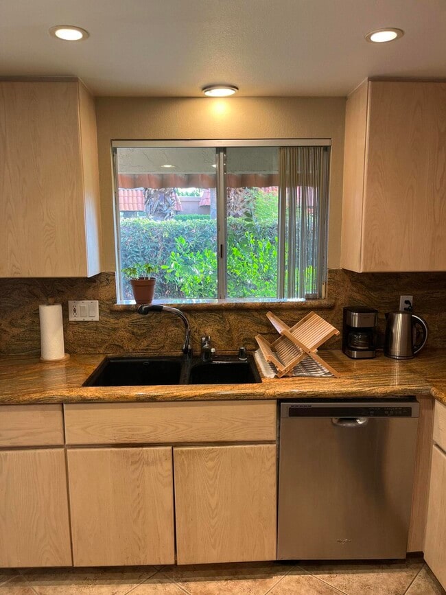 Building Photo - 555 W Baristo Rd