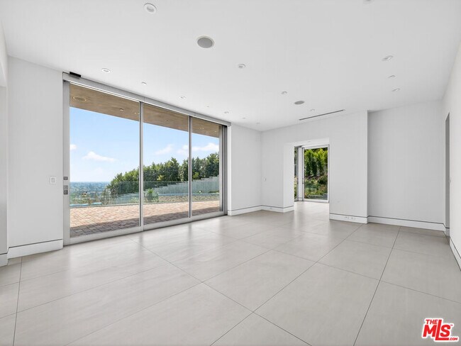 Building Photo - 770 Paseo Miramar