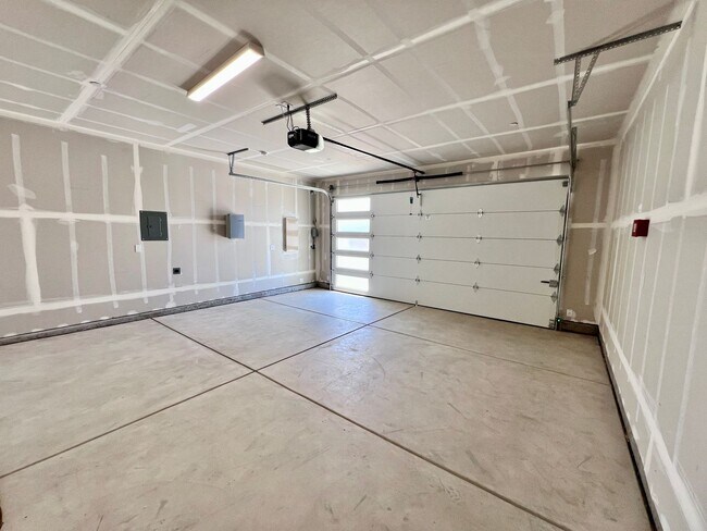 Building Photo - $2,550 Armstrong & Olive, 3 Bedroom - E. W...