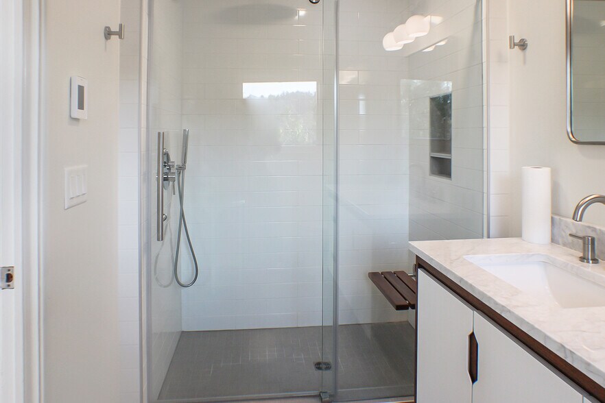 Building Photo - 21 Woodbury Rd