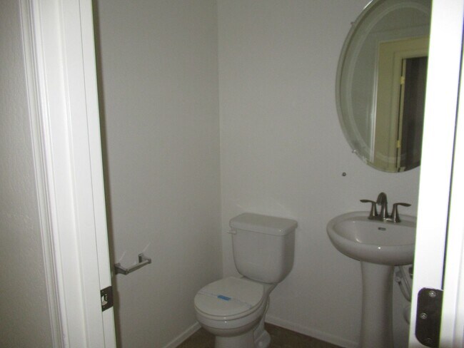 Building Photo - Spacious Home in Gated Community!