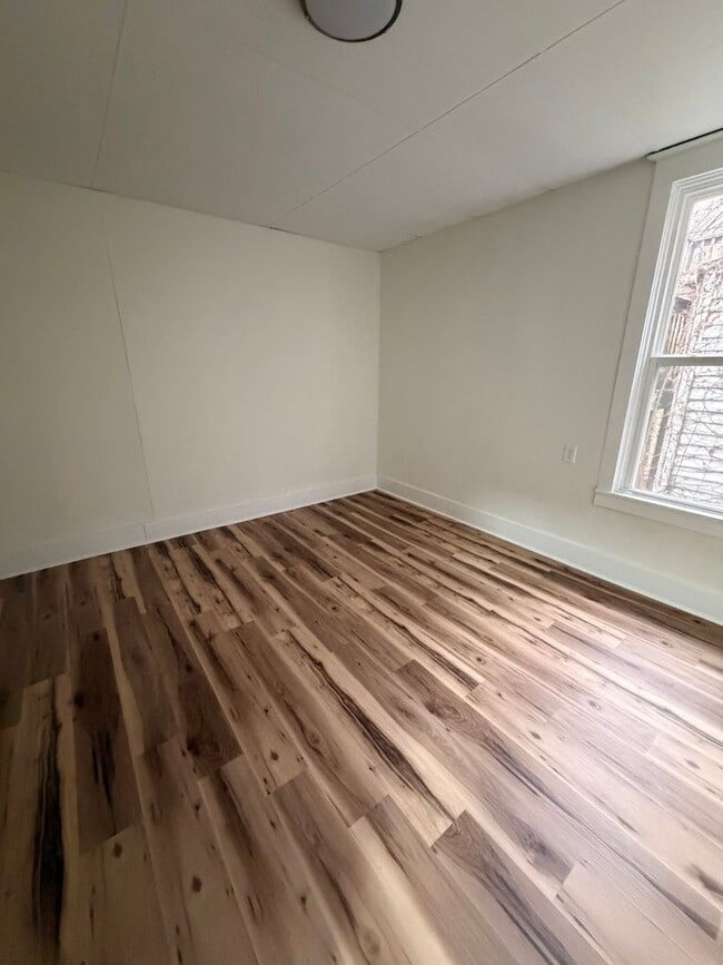 Building Photo - 1813 W Gaulbert Ave