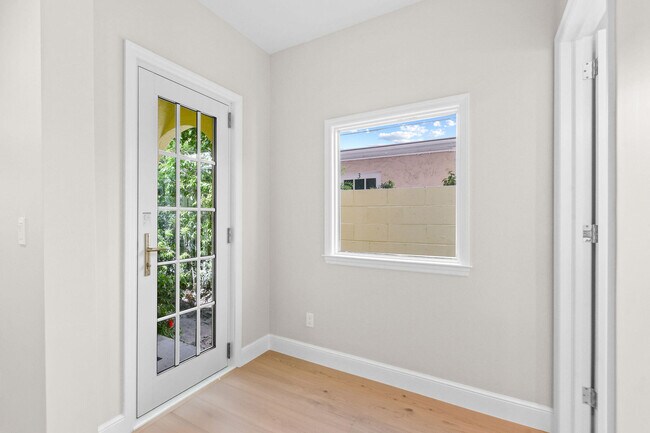 Building Photo - 212 Oleander Ave