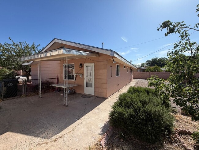Building Photo - 3 Bedroom Single Story Home Available Near 12th St NW & Menaul Blvd NW!