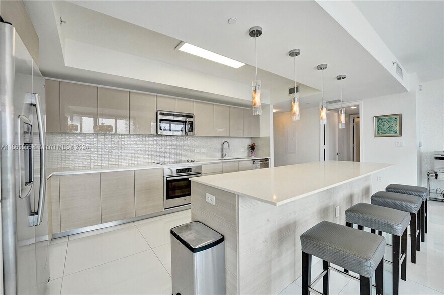 Building Photo - 2602 E Hallandale Beach Blvd