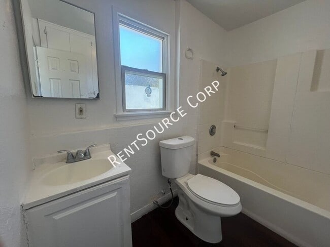 Building Photo - 920 Flora St