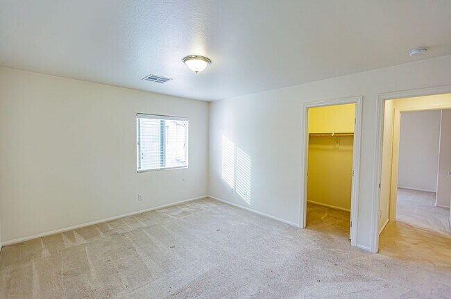 Building Photo - 4 Bedroom home located in Mountain's Edge