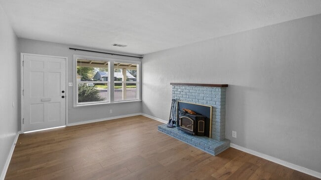 Building Photo - Centrally Located Sacramento Home