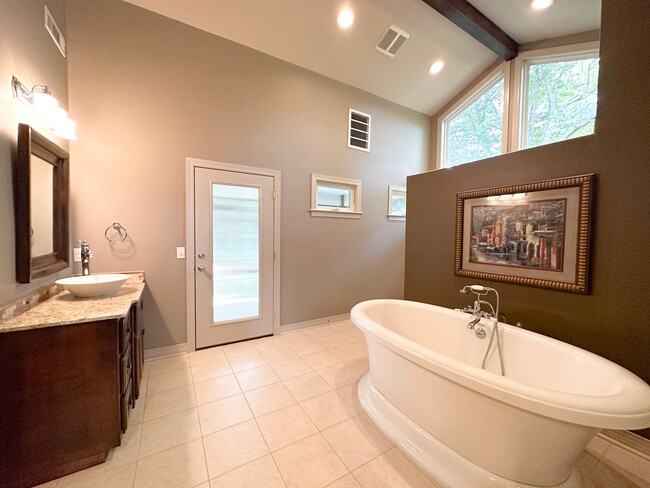 Building Photo - 3 Bedroom House: Walking Distance to Campu...
