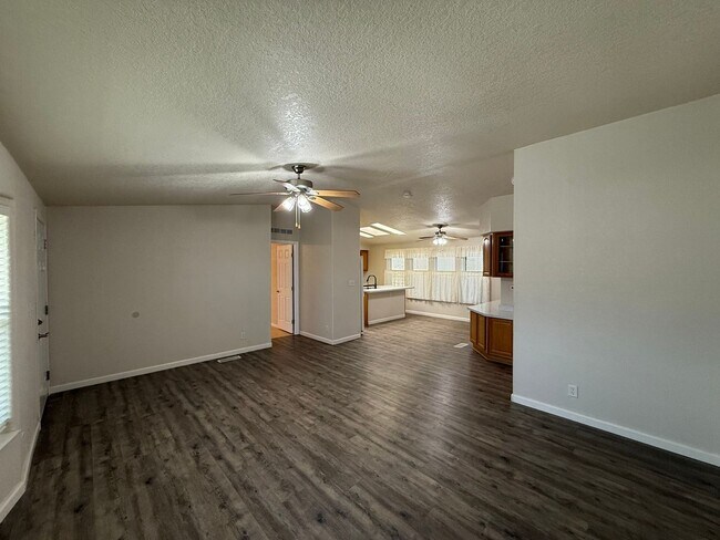 Building Photo - Move In Ready - Spacious Manufactured Home in Foothills!