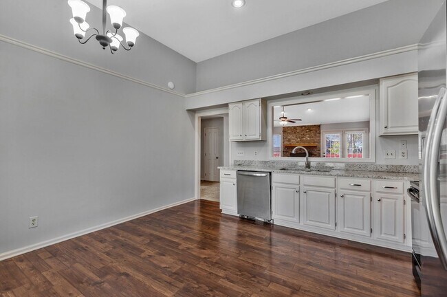 Building Photo - 755 Regal Dr