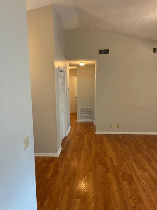 Building Photo - 114 N Woodvalley Dr