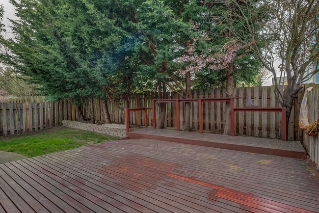 Building Photo - 3 Bedroom, 2 Bath Spacious Townhome with F...