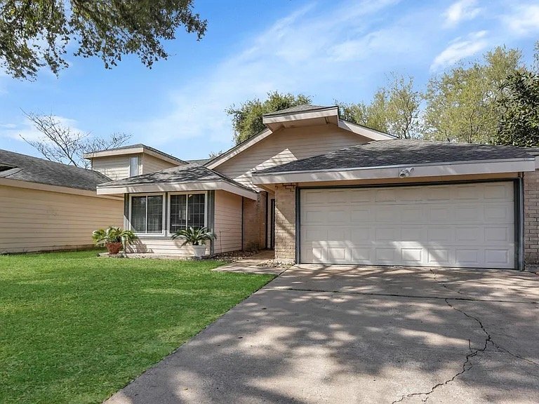 Building Photo - 19734 Lake Hollow Ln