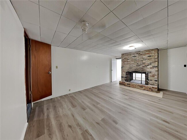 Building Photo - 2921 W 70 1/2 St