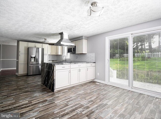 Building Photo - 703 E Broadway