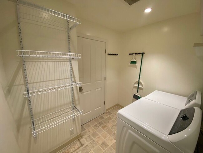 Building Photo - 340 Bishop Ave