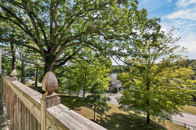 Building Photo - 172 Center St