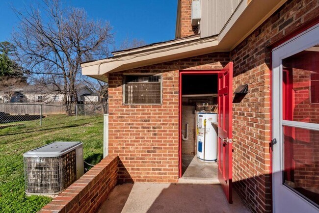 Building Photo - 2432 Pruitt St. #8