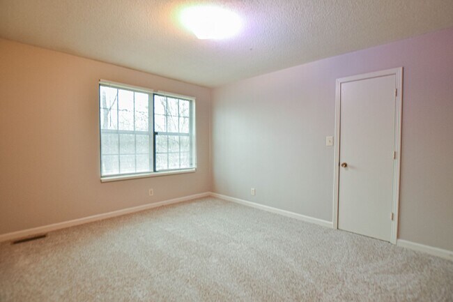 Building Photo - 1533 E Knollwood Cir