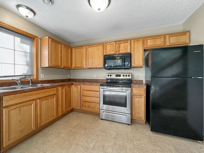 Building Photo - 16421 Elm Creek Ln
