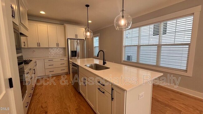 Building Photo - 200 E Moore St