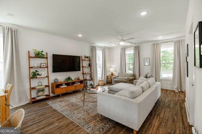 Building Photo - Modern Three Bedroom North Athens