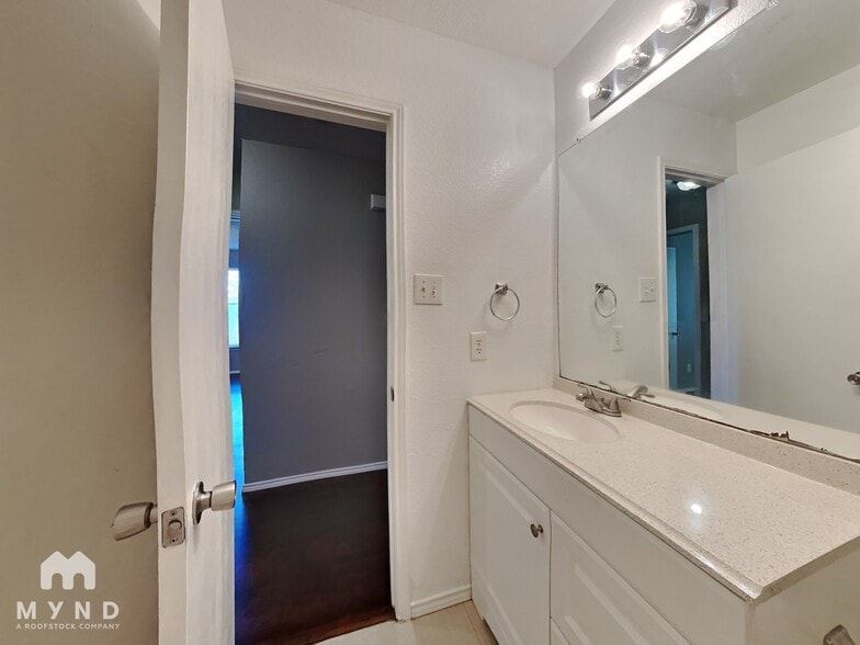 Building Photo - 327 W Little Creek Rd