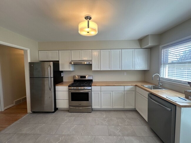Building Photo - 3 bedroom/1.5 bath w/basement in Woodlawn Park. Available mid June