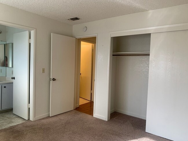 Building Photo - 2813 Pepper Oaks Dr