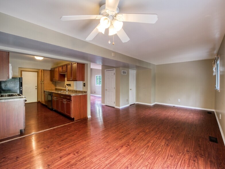 Building Photo - 1514 Peachtree Ln