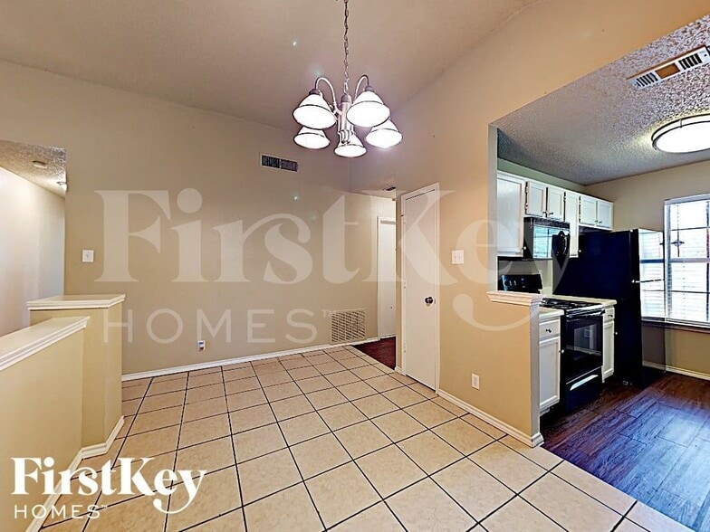 Building Photo - 1409 Grovecrest Dr