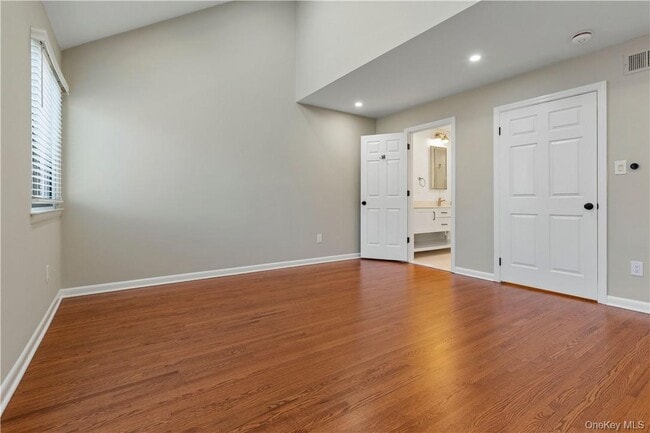 Building Photo - 50 Pondview Rd