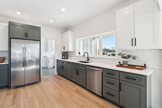 Building Photo - Fully Furnished 4 Bedroom + Bonus Room