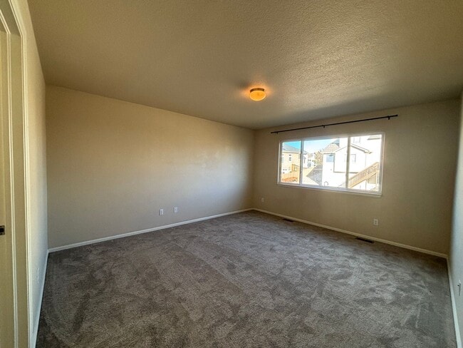 Building Photo - 3 Bed 2.5 Bath w/AC - MileStoneRES