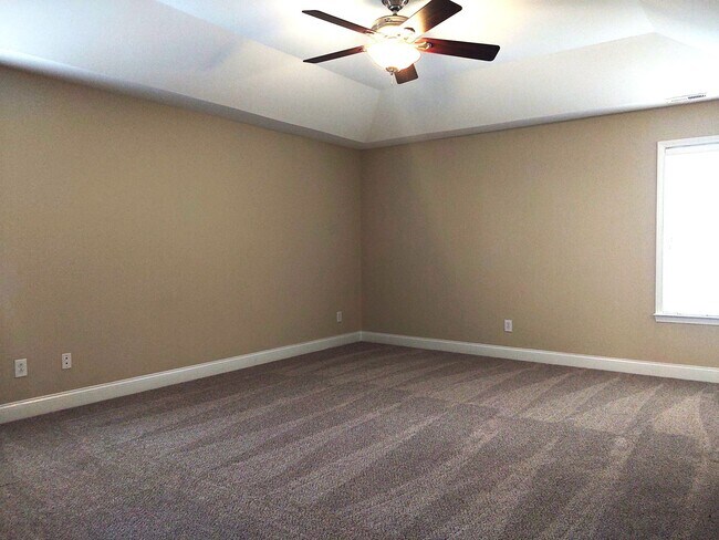 Building Photo - Beautiful Home located in the Hamilton Lak...