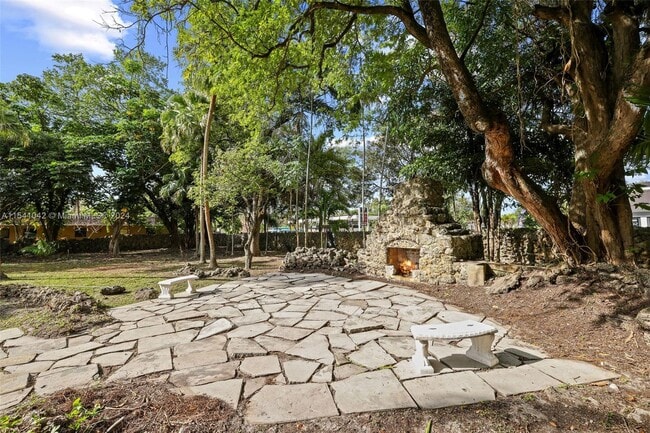 Building Photo - 1224 Country Club Prado