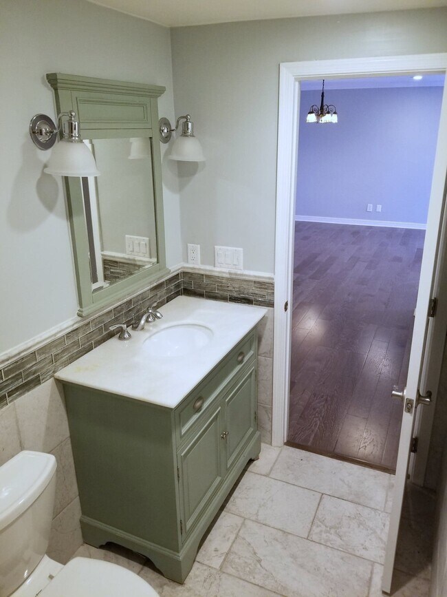 vanity - 1515 S Beverly Dr