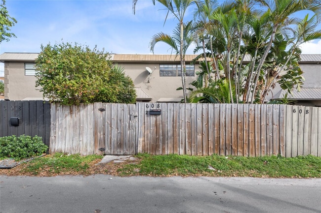 Building Photo - 608 NE 29th Dr