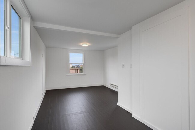 Building Photo - Newly remodeled top floor, pet friendly 1B...