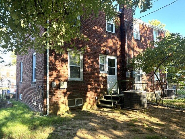 Building Photo - 2856 Fairhaven Ave