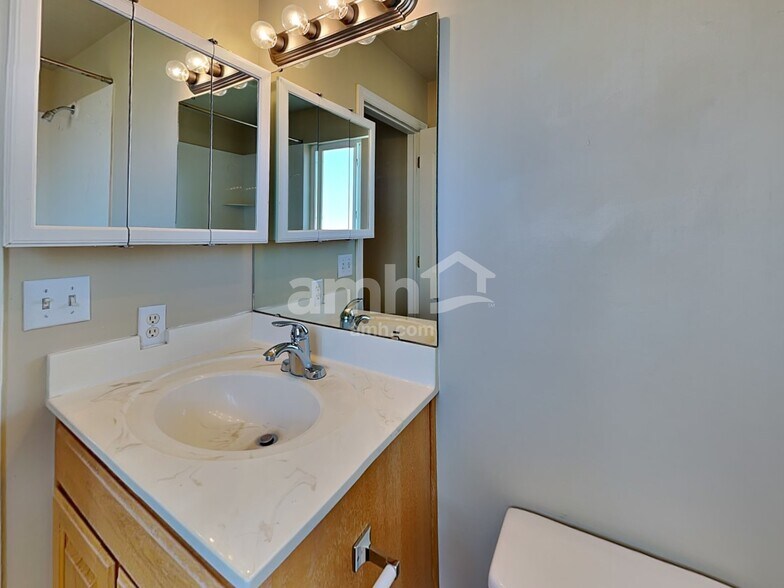 Building Photo - 340 W Oaks Dr