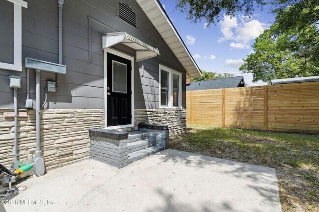 Building Photo - 836 Lynton St