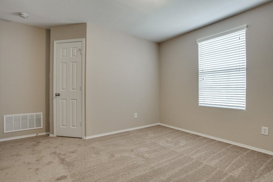 Building Photo - 698 Austin Ln