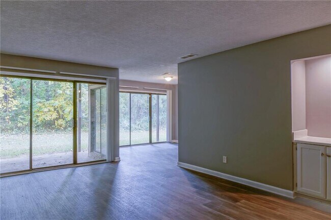 Building Photo - 3575 Oakvale Rd