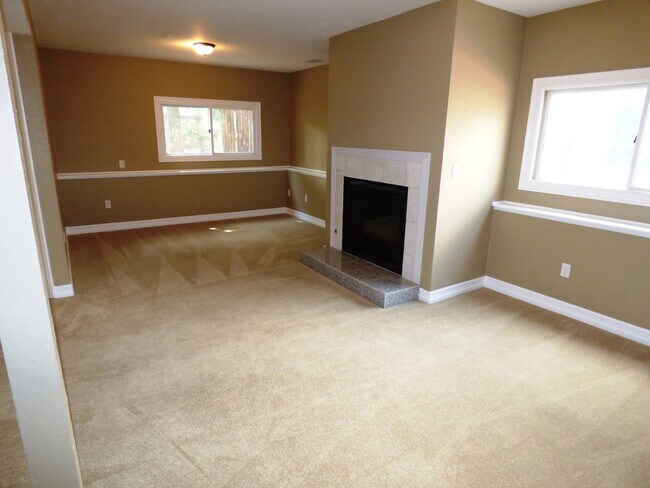 Building Photo - Stunning 3 Bedroom/ 3 Bath Home With Large Backyard!