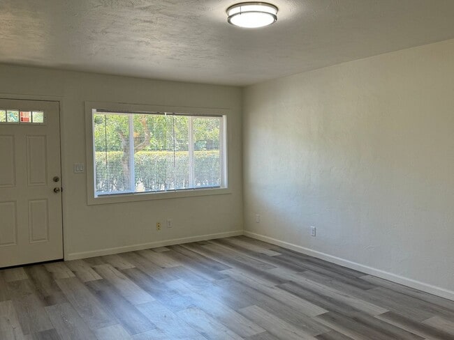 Building Photo - Fully updated 2 bed 1 bath single story duplex in a great location!