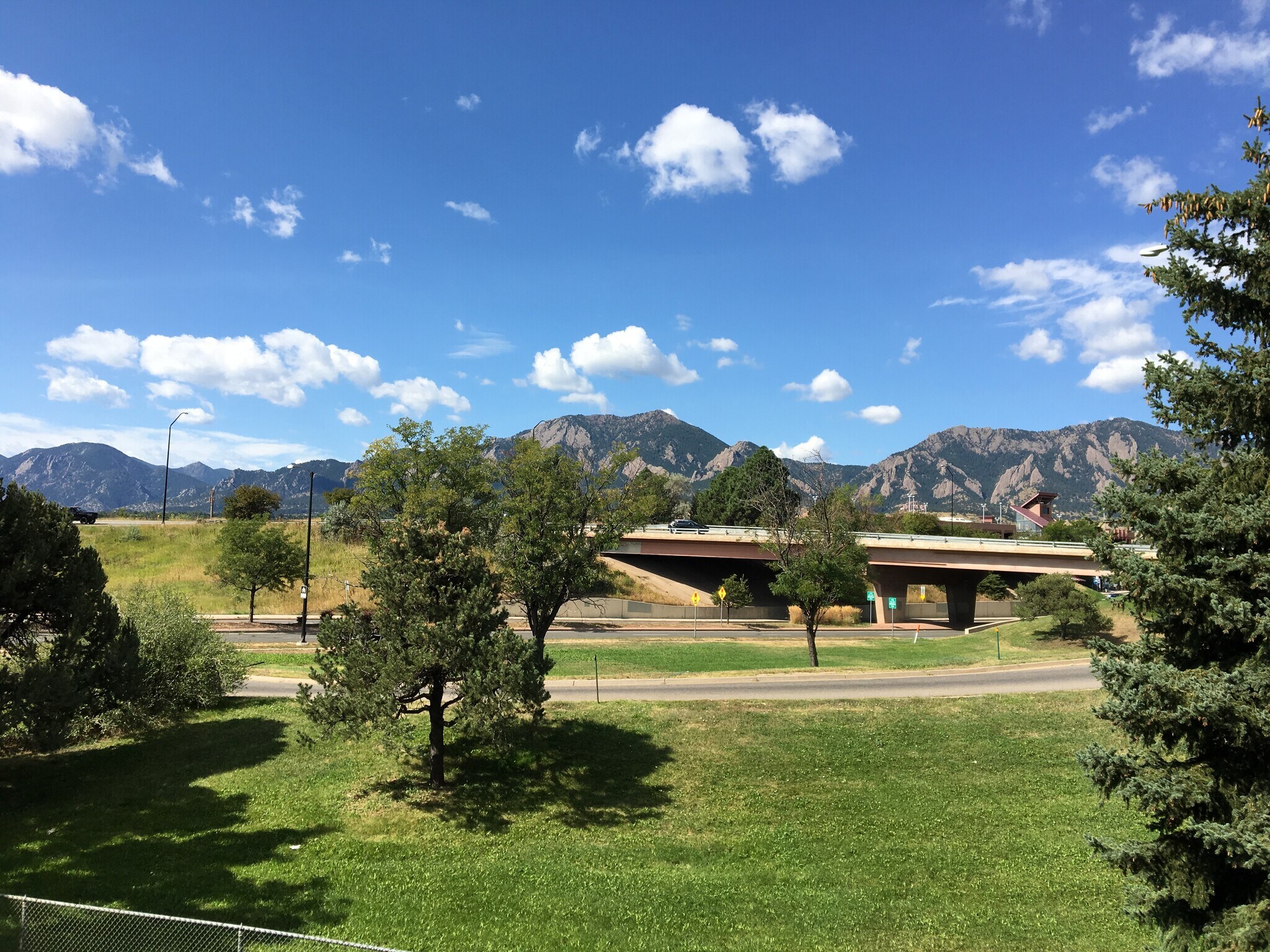 Building Photo - 33 S Boulder Cir
