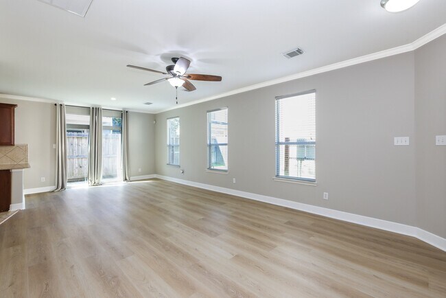 Building Photo - 16021 Summerville Lake Dr